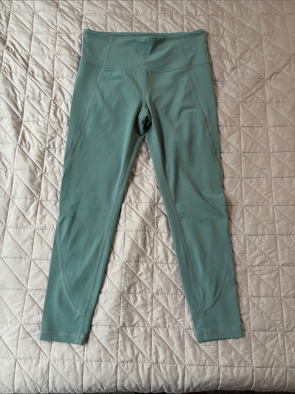 NWOT Athleta Sage Green Salutation 7/8 tight